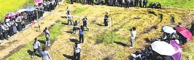 kaiyuncom官方网站-气排球比赛走进乡村|拉欧村|黔南日报|戴友维|荔波县融媒体中心|黔南布依族苗族自治州_新浪体育_新浪新闻