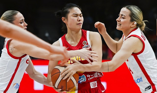 开云-光漂亮有什么用？女篮颜值姐妹花合计10中2，球迷：辜负宫鲁鸣